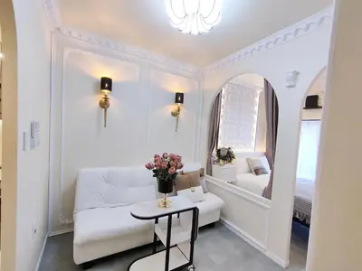 a living room with a white couch and a mirror at D7 Shinjuku JR St 8 mins 2 bedrooms and 1 living room Max 5P Direct to Shinjuku Ueno Ginza Shibuya Ikebukuro Yoyogi Shinagawa \u65b0\u5bbf\u533a \u9ad8\u7530\u9a6c\u573a\u8f66\u7ad98\u5206\u949f \u4e24\u5ba4\u4e00\u5385 \u6700\u59275\u4eba in Tokyo