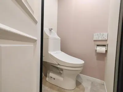 a bathroom with a white toilet in a room at D7 Shinjuku JR St 8 mins 2 bedrooms and 1 living room Max 5P Direct to Shinjuku Ueno Ginza Shibuya Ikebukuro Yoyogi Shinagawa \u65b0\u5bbf\u533a \u9ad8\u7530\u9a6c\u573a\u8f66\u7ad98\u5206\u949f \u4e24\u5ba4\u4e00\u5385 \u6700\u59275\u4eba in Tokyo