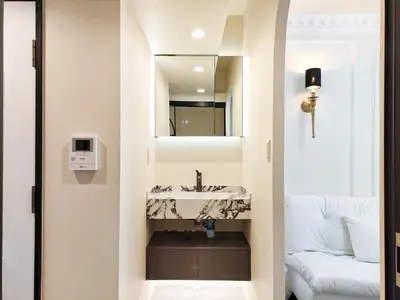 a bathroom with a sink and a mirror at D7 Shinjuku JR St 8 mins 2 bedrooms and 1 living room Max 5P Direct to Shinjuku Ueno Ginza Shibuya Ikebukuro Yoyogi Shinagawa \u65b0\u5bbf\u533a \u9ad8\u7530\u9a6c\u573a\u8f66\u7ad98\u5206\u949f \u4e24\u5ba4\u4e00\u5385 \u6700\u59275\u4eba in Tokyo