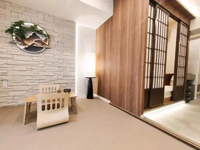 a living room with a table and a lamp at C3 Shinjuku JR St 8 mins 2 bedrooms and 1 living room Max 5P Direct to Shinjuku Ueno Ginza Shibuya Ikebukuro Yoyogi Shinagawa \u65b0\u5bbf\u533a \u9ad8\u7530\u9a6c\u573a\u8f66\u7ad98\u5206\u949f \u4e24\u5ba4\u4e00\u5385 \u6700\u59275\u4eba in Tokyo