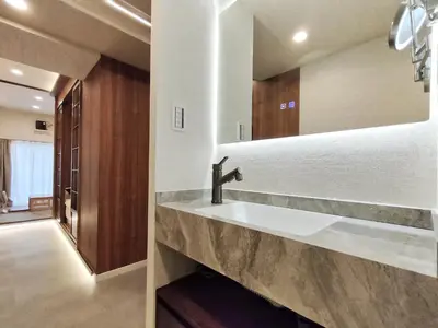 a bathroom with a sink and a mirror at C3 Shinjuku JR St 8 mins 2 bedrooms and 1 living room Max 5P Direct to Shinjuku Ueno Ginza Shibuya Ikebukuro Yoyogi Shinagawa \u65b0\u5bbf\u533a \u9ad8\u7530\u9a6c\u573a\u8f66\u7ad98\u5206\u949f \u4e24\u5ba4\u4e00\u5385 \u6700\u59275\u4eba in Tokyo
