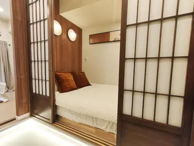 a small room with a bed and a mirror at C6 Shinjuku JR St 8 mins 2 bedrooms and 1 living room Max 5P Direct to Shinjuku Ueno Ginza Shibuya Ikebukuro Yoyogi Shinagawa \u65b0\u5bbf\u533a \u9ad8\u7530\u9a6c\u573a\u8f66\u7ad98\u5206\u949f \u4e24\u5ba4\u4e00\u5385 \u6700\u59275\u4eba in Tokyo
