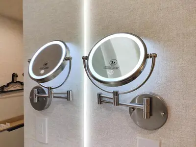 a mirror is attached to a bathroom wall at C6 Shinjuku JR St 8 mins 2 bedrooms and 1 living room Max 5P Direct to Shinjuku Ueno Ginza Shibuya Ikebukuro Yoyogi Shinagawa \u65b0\u5bbf\u533a \u9ad8\u7530\u9a6c\u573a\u8f66\u7ad98\u5206\u949f \u4e24\u5ba4\u4e00\u5385 \u6700\u59275\u4eba in Tokyo