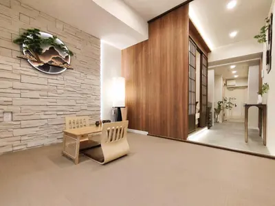 a lobby with a table and a chair and a wall at C6 Shinjuku JR St 8 mins 2 bedrooms and 1 living room Max 5P Direct to Shinjuku Ueno Ginza Shibuya Ikebukuro Yoyogi Shinagawa \u65b0\u5bbf\u533a \u9ad8\u7530\u9a6c\u573a\u8f66\u7ad98\u5206\u949f \u4e24\u5ba4\u4e00\u5385 \u6700\u59275\u4eba in Tokyo