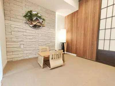 a living room with a table and two chairs at C6 Shinjuku JR St 8 mins 2 bedrooms and 1 living room Max 5P Direct to Shinjuku Ueno Ginza Shibuya Ikebukuro Yoyogi Shinagawa \u65b0\u5bbf\u533a \u9ad8\u7530\u9a6c\u573a\u8f66\u7ad98\u5206\u949f \u4e24\u5ba4\u4e00\u5385 \u6700\u59275\u4eba in Tokyo
