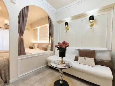 a living room with a couch and a table with flowers at B2 Shinjuku JR St 8 mins 2 bedrooms and 1 living room Max 5P Direct to Shinjuku Ueno Ginza Shibuya Ikebukuro Yoyogi Shinagawa \u65b0\u5bbf\u533a \u9ad8\u7530\u9a6c\u573a\u8f66\u7ad98\u5206\u949f \u4e24\u5ba4\u4e00\u5385 \u6700\u59275\u4eba in Tokyo