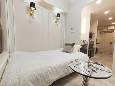 a white bedroom with a bed and a table at B2 Shinjuku JR St 8 mins 2 bedrooms and 1 living room Max 5P Direct to Shinjuku Ueno Ginza Shibuya Ikebukuro Yoyogi Shinagawa \u65b0\u5bbf\u533a \u9ad8\u7530\u9a6c\u573a\u8f66\u7ad98\u5206\u949f \u4e24\u5ba4\u4e00\u5385 \u6700\u59275\u4eba in Tokyo