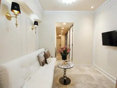 a white living room with a white couch and a table at B2 Shinjuku JR St 8 mins 2 bedrooms and 1 living room Max 5P Direct to Shinjuku Ueno Ginza Shibuya Ikebukuro Yoyogi Shinagawa \u65b0\u5bbf\u533a \u9ad8\u7530\u9a6c\u573a\u8f66\u7ad98\u5206\u949f \u4e24\u5ba4\u4e00\u5385 \u6700\u59275\u4eba in Tokyo