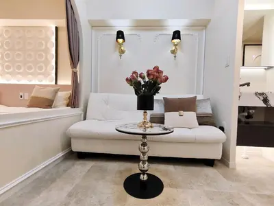 a living room with a couch and a table with flowers at B2 Shinjuku JR St 8 mins 2 bedrooms and 1 living room Max 5P Direct to Shinjuku Ueno Ginza Shibuya Ikebukuro Yoyogi Shinagawa \u65b0\u5bbf\u533a \u9ad8\u7530\u9a6c\u573a\u8f66\u7ad98\u5206\u949f \u4e24\u5ba4\u4e00\u5385 \u6700\u59275\u4eba in Tokyo