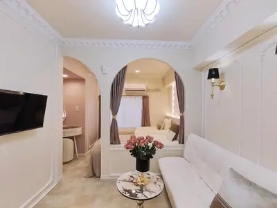 a living room with a white couch and a bed at B2 Shinjuku JR St 8 mins 2 bedrooms and 1 living room Max 5P Direct to Shinjuku Ueno Ginza Shibuya Ikebukuro Yoyogi Shinagawa \u65b0\u5bbf\u533a \u9ad8\u7530\u9a6c\u573a\u8f66\u7ad98\u5206\u949f \u4e24\u5ba4\u4e00\u5385 \u6700\u59275\u4eba in Tokyo
