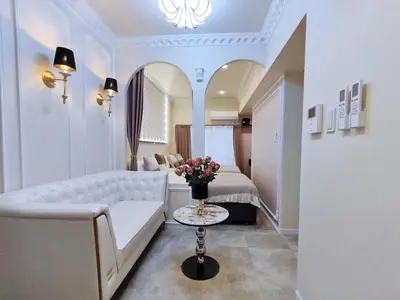 a living room with a white couch and a bed at B3 Shinjuku JR St 8 mins 2 bedrooms and 1 living room Max 5P Direct to Shinjuku Ueno Ginza Shibuya Ikebukuro Yoyogi Shinagawa \u65b0\u5bbf\u533a \u9ad8\u7530\u9a6c\u573a\u8f66\u7ad98\u5206\u949f \u4e24\u5ba4\u4e00\u5385 \u6700\u59275\u4eba in Tokyo