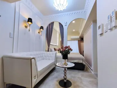 a living room with a couch and a table with flowers at B3 Shinjuku JR St 8 mins 2 bedrooms and 1 living room Max 5P Direct to Shinjuku Ueno Ginza Shibuya Ikebukuro Yoyogi Shinagawa \u65b0\u5bbf\u533a \u9ad8\u7530\u9a6c\u573a\u8f66\u7ad98\u5206\u949f \u4e24\u5ba4\u4e00\u5385 \u6700\u59275\u4eba in Tokyo