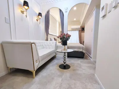 a living room with a couch and a table with flowers at B3 Shinjuku JR St 8 mins 2 bedrooms and 1 living room Max 5P Direct to Shinjuku Ueno Ginza Shibuya Ikebukuro Yoyogi Shinagawa \u65b0\u5bbf\u533a \u9ad8\u7530\u9a6c\u573a\u8f66\u7ad98\u5206\u949f \u4e24\u5ba4\u4e00\u5385 \u6700\u59275\u4eba in Tokyo