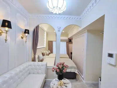 a living room with a bed and a couch at B3 Shinjuku JR St 8 mins 2 bedrooms and 1 living room Max 5P Direct to Shinjuku Ueno Ginza Shibuya Ikebukuro Yoyogi Shinagawa \u65b0\u5bbf\u533a \u9ad8\u7530\u9a6c\u573a\u8f66\u7ad98\u5206\u949f \u4e24\u5ba4\u4e00\u5385 \u6700\u59275\u4eba in Tokyo