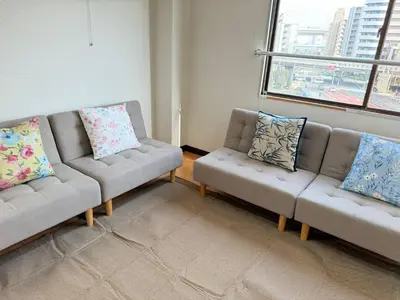 a living room with two couches and a window at \u532f\u91d1\u829d\u6d66\u30d3\u30eb in Tokyo