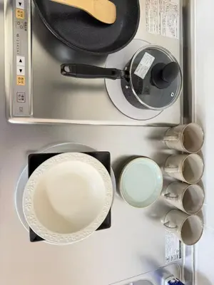 a bunch of kitchen utensils and a microwave at \u532f\u91d1\u829d\u6d66\u30d3\u30eb in Tokyo