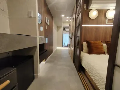 a small room with a bed and a hallway at B6 Shinjuku JR St 8 mins 2 bedrooms and 1 living room Max 5P Direct to Shinjuku Ueno Ginza Shibuya Ikebukuro Yoyogi Shinagawa \u65b0\u5bbf\u533a \u9ad8\u7530\u9a6c\u573a\u8f66\u7ad98\u5206\u949f \u4e24\u5ba4\u4e00\u5385 \u6700\u59275\u4eba in Tokyo