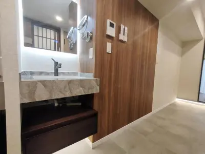 a bathroom with a sink and a mirror at B6 Shinjuku JR St 8 mins 2 bedrooms and 1 living room Max 5P Direct to Shinjuku Ueno Ginza Shibuya Ikebukuro Yoyogi Shinagawa \u65b0\u5bbf\u533a \u9ad8\u7530\u9a6c\u573a\u8f66\u7ad98\u5206\u949f \u4e24\u5ba4\u4e00\u5385 \u6700\u59275\u4eba in Tokyo