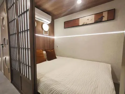 a small bedroom with a white bed in it at B6 Shinjuku JR St 8 mins 2 bedrooms and 1 living room Max 5P Direct to Shinjuku Ueno Ginza Shibuya Ikebukuro Yoyogi Shinagawa \u65b0\u5bbf\u533a \u9ad8\u7530\u9a6c\u573a\u8f66\u7ad98\u5206\u949f \u4e24\u5ba4\u4e00\u5385 \u6700\u59275\u4eba in Tokyo