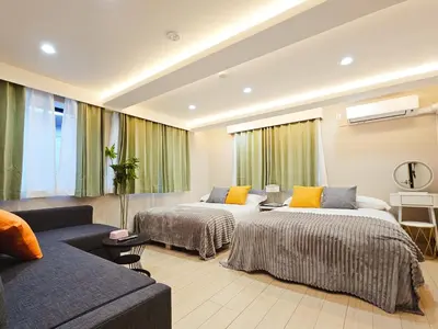 a living room with two beds and a couch at 2\u5c64\u5b8c\u5168\u8cb8\u5207 jr\u677f\u6a4b\u99c5\u5f92\u6b692\u5206 \u6c60\u888b\u307e\u3067\u96fb\u8eca2\u5206 \u6700\u59279\u4eba in Tokyo