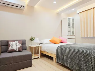 a bedroom with a bed and a couch and a window at 2\u5c64\u5b8c\u5168\u8cb8\u5207 jr\u677f\u6a4b\u99c5\u5f92\u6b692\u5206 \u6c60\u888b\u307e\u3067\u96fb\u8eca2\u5206 \u6700\u59279\u4eba in Tokyo