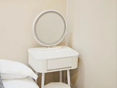 a bathroom with a white sink and a mirror at 2\u5c64\u5b8c\u5168\u8cb8\u5207 jr\u677f\u6a4b\u99c5\u5f92\u6b692\u5206 \u6c60\u888b\u307e\u3067\u96fb\u8eca2\u5206 \u6700\u59279\u4eba in Tokyo