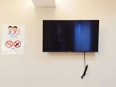 a flat screen tv hanging on a wall at 2\u5c64\u5b8c\u5168\u8cb8\u5207 jr\u677f\u6a4b\u99c5\u5f92\u6b692\u5206 \u6c60\u888b\u307e\u3067\u96fb\u8eca2\u5206 \u6700\u59279\u4eba in Tokyo