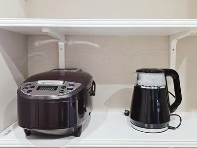 a toaster and coffee pot sitting on a shelf at 2\u5c64\u5b8c\u5168\u8cb8\u5207 jr\u677f\u6a4b\u99c5\u5f92\u6b692\u5206 \u6c60\u888b\u307e\u3067\u96fb\u8eca2\u5206 \u6700\u59279\u4eba in Tokyo