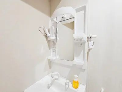 a bathroom with a white sink and a mirror at 2\u5c64\u5b8c\u5168\u8cb8\u5207 jr\u677f\u6a4b\u99c5\u5f92\u6b692\u5206 \u6c60\u888b\u307e\u3067\u96fb\u8eca2\u5206 \u6700\u59279\u4eba in Tokyo