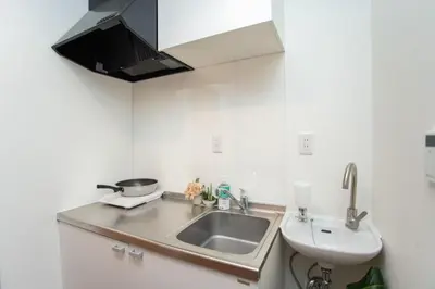 a small kitchen with a sink and a sink at Natsumi \u30db\u30c6\u30eb 2F \u6210\u7530\u673a\u573a-\u7fbd\u7530\u673a\u573a-\u4e0a\u91ce \u4e00\u7ebf\u76f4\u8fbe in Tokyo