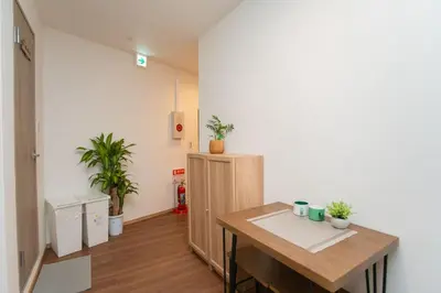 a room with a table and plants in it at Natsumi \u30db\u30c6\u30eb 2F \u6210\u7530\u673a\u573a-\u7fbd\u7530\u673a\u573a-\u4e0a\u91ce \u4e00\u7ebf\u76f4\u8fbe in Tokyo