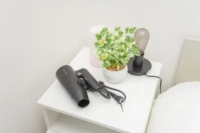 a white table with a phone and a plant on it at Natsumi \u30db\u30c6\u30eb 2F \u6210\u7530\u673a\u573a-\u7fbd\u7530\u673a\u573a-\u4e0a\u91ce \u4e00\u7ebf\u76f4\u8fbe in Tokyo