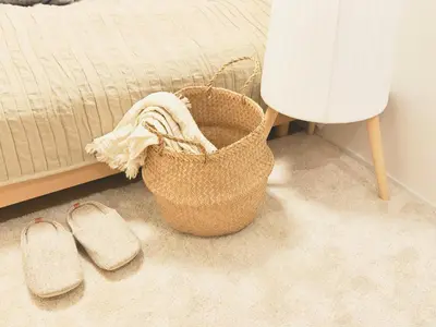 a basket on the floor next to a bed with slippers at \u6574\u5957\u79c1\u4eba\u9ad8\u7ea7\u89c2\u666f\u9152\u5e97\u516c\u5bd3 \u8fea\u58eb\u5c3c\u76f4\u8fbe \u6674\u7a7a\u5854\u5929\u7a7a\u6811 \u4ea4\u901a\u4fbf\u5229 \u8f66\u7ad9\u6b65\u884c3\u5206\u949f in Tokyo