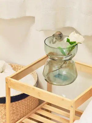 a glass vase with a flower on a wooden shelf at \u6574\u5957\u79c1\u4eba\u9ad8\u7ea7\u89c2\u666f\u9152\u5e97\u516c\u5bd3 \u8fea\u58eb\u5c3c\u76f4\u8fbe \u6674\u7a7a\u5854\u5929\u7a7a\u6811 \u4ea4\u901a\u4fbf\u5229 \u8f66\u7ad9\u6b65\u884c3\u5206\u949f in Tokyo