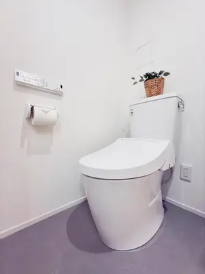 a white toilet in a bathroom with a plant on top at \u6574\u5957\u79c1\u4eba\u9ad8\u7ea7\u89c2\u666f\u9152\u5e97\u516c\u5bd3 \u8fea\u58eb\u5c3c\u76f4\u8fbe \u6674\u7a7a\u5854\u5929\u7a7a\u6811 \u4ea4\u901a\u4fbf\u5229 \u8f66\u7ad9\u6b65\u884c3\u5206\u949f in Tokyo