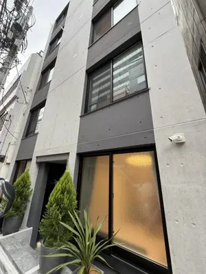 a building with windows and plants in front of it at \u6574\u5957\u79c1\u4eba\u9ad8\u7ea7\u89c2\u666f\u9152\u5e97\u516c\u5bd3 \u8fea\u58eb\u5c3c\u76f4\u8fbe \u6674\u7a7a\u5854\u5929\u7a7a\u6811 \u4ea4\u901a\u4fbf\u5229 \u8f66\u7ad9\u6b65\u884c3\u5206\u949f in Tokyo