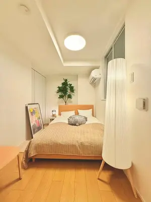 a bedroom with a bed and a large white lamp at \u6574\u5957\u79c1\u4eba\u9ad8\u7ea7\u89c2\u666f\u9152\u5e97\u516c\u5bd3 \u8fea\u58eb\u5c3c\u76f4\u8fbe \u6674\u7a7a\u5854\u5929\u7a7a\u6811 \u4ea4\u901a\u4fbf\u5229 \u8f66\u7ad9\u6b65\u884c3\u5206\u949f in Tokyo