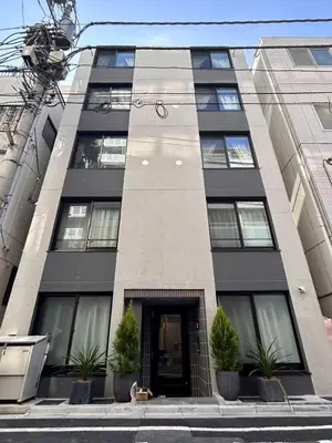 a tall black building with potted plants in front of it at \u6574\u5957\u79c1\u4eba\u9ad8\u7ea7\u89c2\u666f\u9152\u5e97\u516c\u5bd3 \u8fea\u58eb\u5c3c\u76f4\u8fbe \u6674\u7a7a\u5854\u5929\u7a7a\u6811 \u4ea4\u901a\u4fbf\u5229 \u8f66\u7ad9\u6b65\u884c3\u5206\u949f in Tokyo