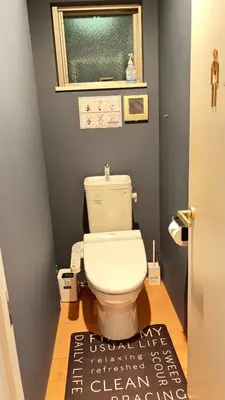 a bathroom with a toilet with a black and white rug at \u6771\u4eac\u89b3\u5149\u62e0\u70b9 \u30b9\u30ab\u30a4\u30c4\u30ea\u30fc\u773a\u671b \u5c4b\u4e0a\u4ed8\u4e00\u8ed2\u5bb6 \u6700\u592710\u540d \u3086\u3046\u308f\u4ead in Tokyo
