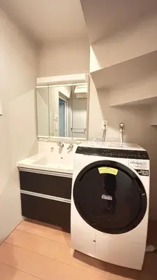 a tv in a bathroom with a sink and a tub at \u6771\u4eac\u89b3\u5149\u62e0\u70b9 \u30b9\u30ab\u30a4\u30c4\u30ea\u30fc\u773a\u671b \u5c4b\u4e0a\u4ed8\u4e00\u8ed2\u5bb6 \u6700\u592710\u540d \u3086\u3046\u308f\u4ead in Tokyo
