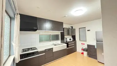 a kitchen with a sink and a stove top oven at \u6771\u4eac\u89b3\u5149\u62e0\u70b9 \u30b9\u30ab\u30a4\u30c4\u30ea\u30fc\u773a\u671b \u5c4b\u4e0a\u4ed8\u4e00\u8ed2\u5bb6 \u6700\u592710\u540d \u3086\u3046\u308f\u4ead in Tokyo