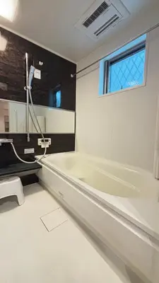 a white bathroom with a tub and a window at \u6771\u4eac\u89b3\u5149\u62e0\u70b9 \u30b9\u30ab\u30a4\u30c4\u30ea\u30fc\u773a\u671b \u5c4b\u4e0a\u4ed8\u4e00\u8ed2\u5bb6 \u6700\u592710\u540d \u3086\u3046\u308f\u4ead in Tokyo
