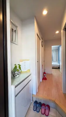 a room with flip flops on the floor next to a hallway at \u6771\u4eac\u89b3\u5149\u62e0\u70b9 \u30b9\u30ab\u30a4\u30c4\u30ea\u30fc\u773a\u671b \u5c4b\u4e0a\u4ed8\u4e00\u8ed2\u5bb6 \u6700\u592710\u540d \u3086\u3046\u308f\u4ead in Tokyo