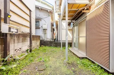 an alley between two buildings with a basketball hoop at \u6771\u65b0\u5c0f\u5ca95\u4e01\u76ee in Tokyo