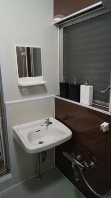 a bathroom with a white sink and a mirror at \u6771\u65b0\u5c0f\u5ca95\u4e01\u76ee in Tokyo