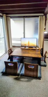 a room with a table and a large window at \u6771\u65b0\u5c0f\u5ca95\u4e01\u76ee in Tokyo