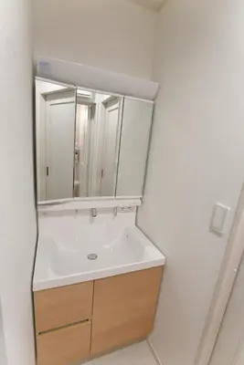 a bathroom with a white sink and a mirror at CD199 8 minutes from Ikebukuro in Tokyo