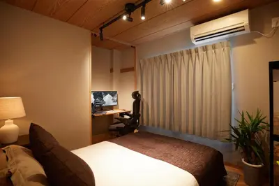 a bedroom with a bed and a desk and a window at \u4e80\u4e43\u5eb5Kamenoan in Tokyo