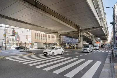two cars are driving on a city street at \u30aa\u30fc\u30af\u30d6\u30e9\u30f3\u30ab\u5e61\u30f6\u8c37 in Tokyo