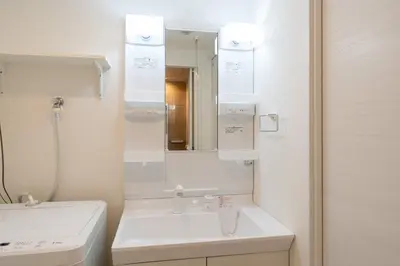 a white bathroom with a sink and a mirror at \u30aa\u30fc\u30af\u30d6\u30e9\u30f3\u30ab\u5e61\u30f6\u8c37 in Tokyo